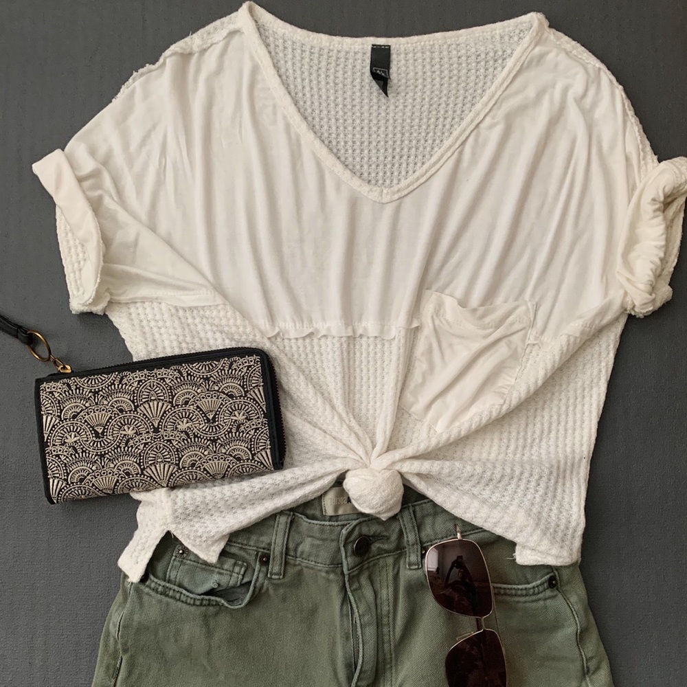Francesca’s Alya Short Sleeve V-Neck